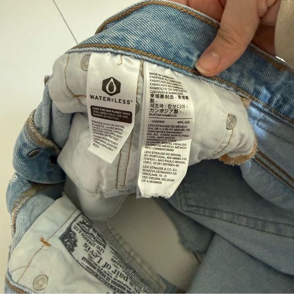 Women’s Signature by Levi Strauss Light Blue Distressed Jean Shorts - Picture 6 of 7